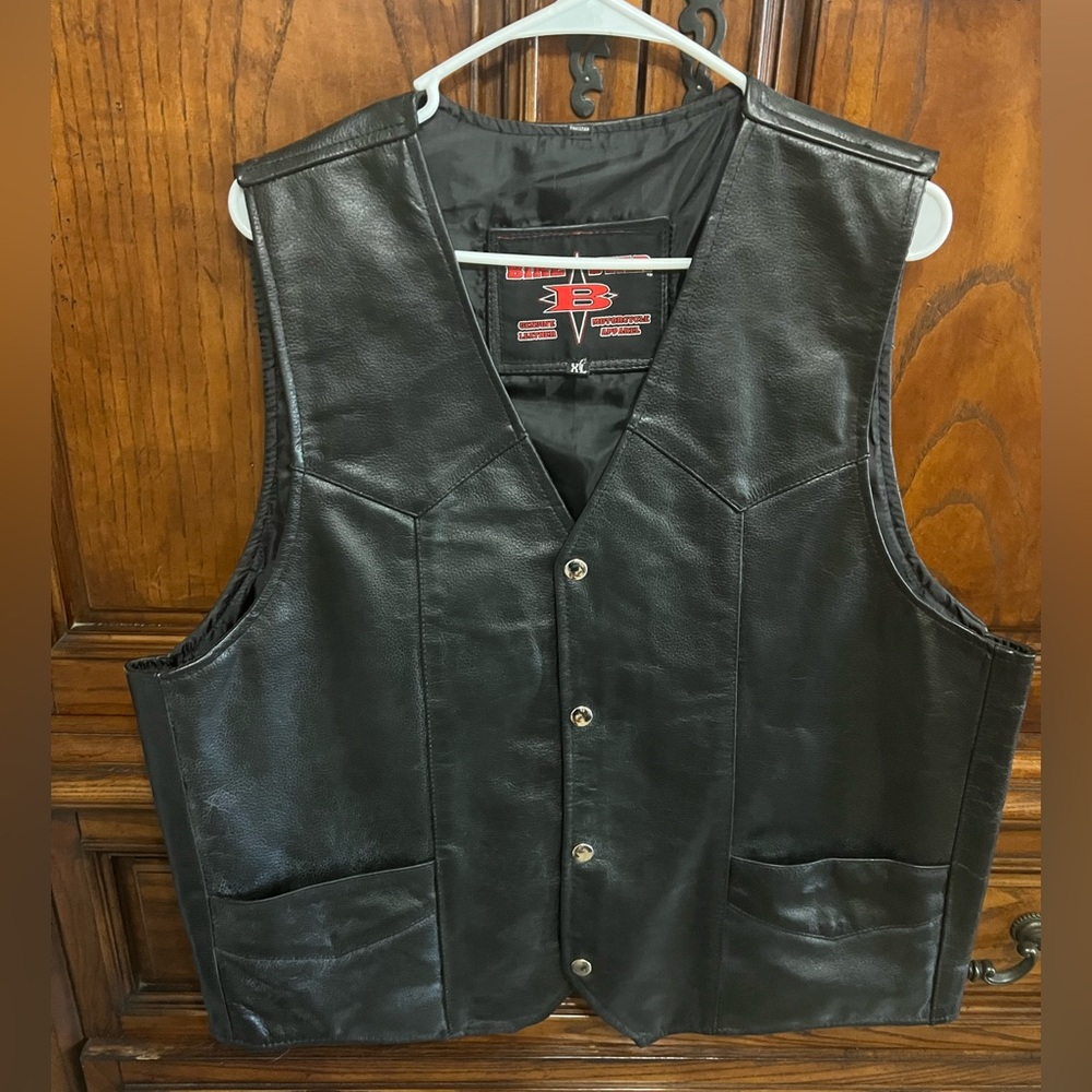 Men’s black leather biker vest with snaps
